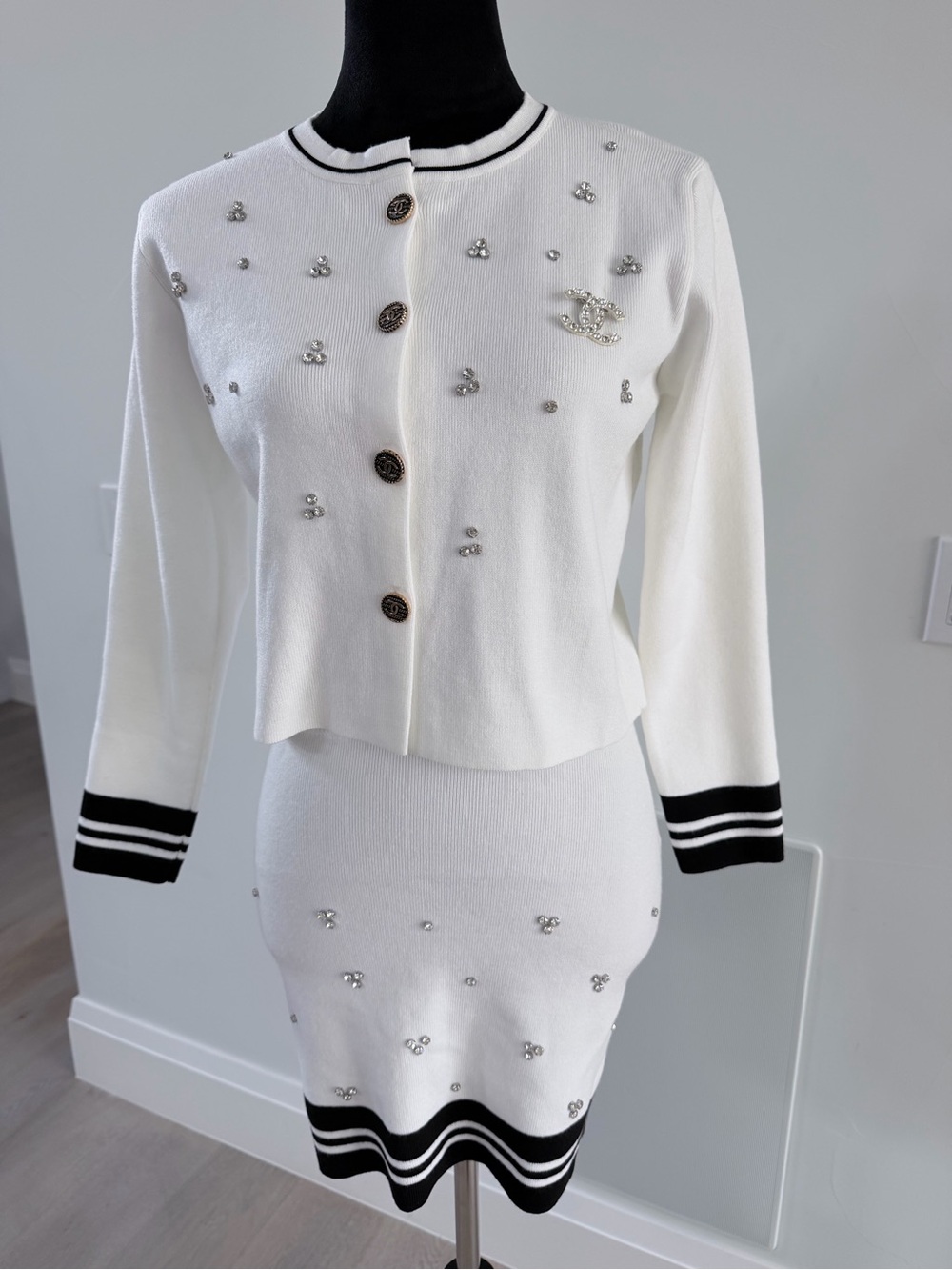 White Embellished Knit Skirt Set with a Brooch size S